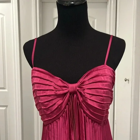 New Petal &‎ Pup Pleated Sleeveless Satin Maxi Dress - Picture 8 of 11